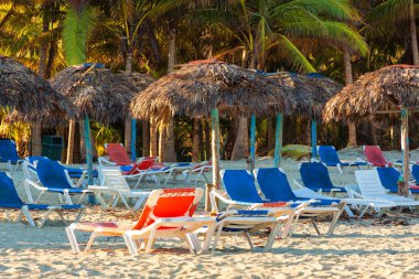 şemsiye ve bech yataklarda varadero Küba'da