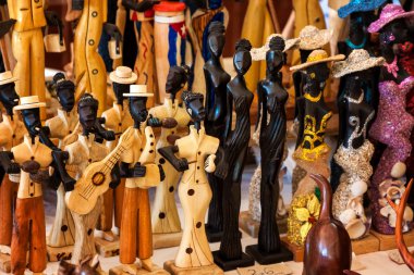 bir Kübalı sokak pazarında Satılık el sanatları