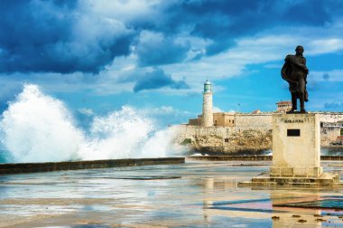 bir fırtınada Eski Havana'da el morro Kalesi