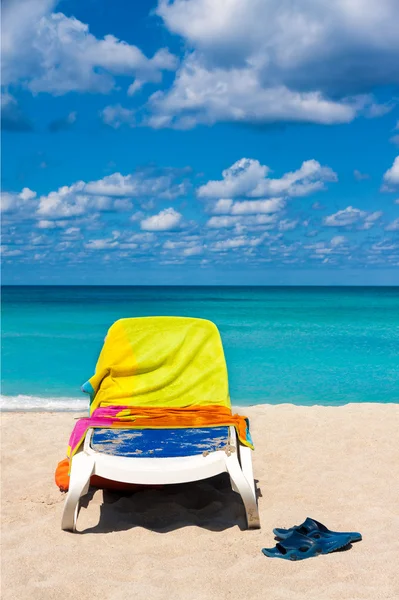 Cama cubierta con toallas en una playa cubana — Foto de Stock