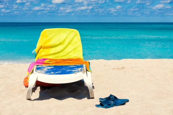 Cama cubierta con toallas en una playa cubana — Foto de Stock