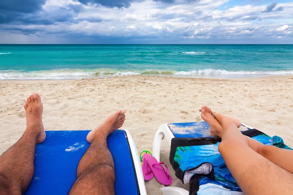 Coppia che riposa su una spiaggia tropicale cubana — Foto Stock