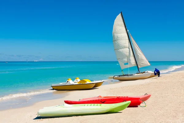 Bateaux colorés sur la plage cubaine de Varadero — Photo