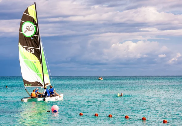 Familia de turistas navegando en la playa cubana de Varadero — Foto de Stock