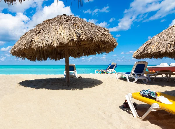 Sombrillas y camas en la playa cubana de Varadero — Foto de Stock