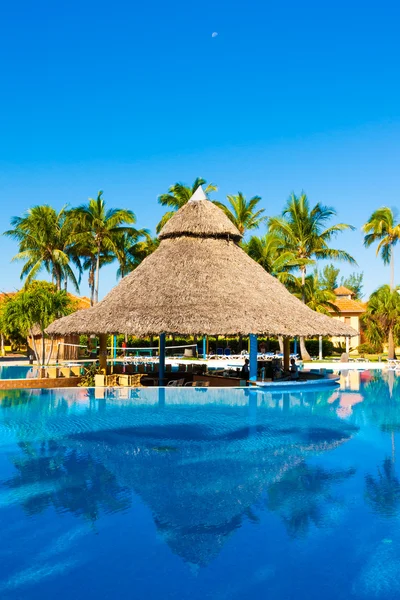 Bela piscina ao ar livre em um hotel em Cuba — Fotografia de Stock