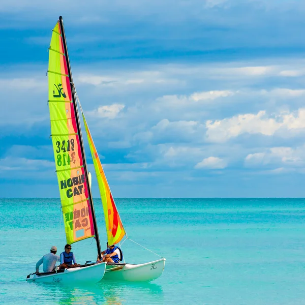 Jong koppel zeilen op een Cubaanse strand — Stockfoto