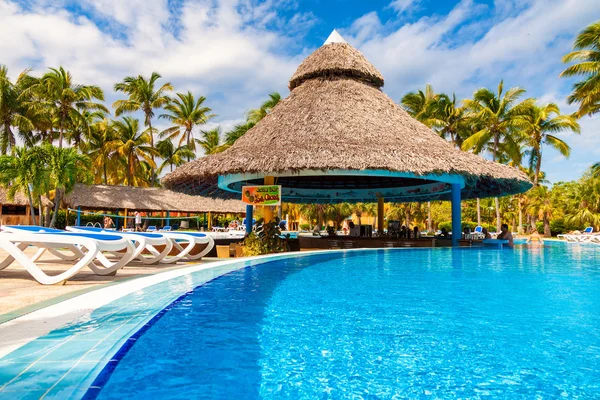 Pool på ett hotell i stranden i varadero, Kuba — Stockfoto