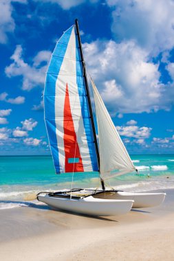 yelkenli tekne Küba'da bir tropikal plaj