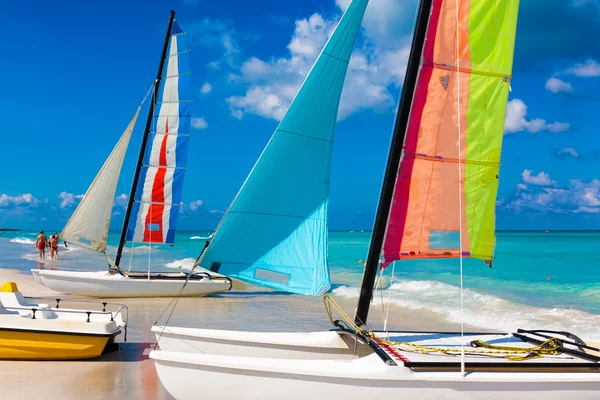 キューバのビーチに上陸したカラフルな帆とカタマラン — ストック写真
