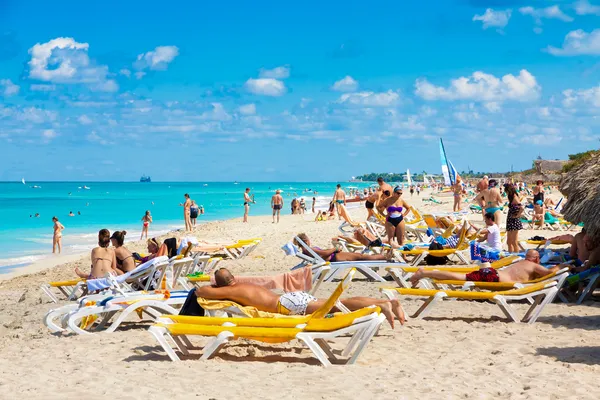 Turistas tomando el sol en la playa de Varadero en Cuba — Foto de Stock