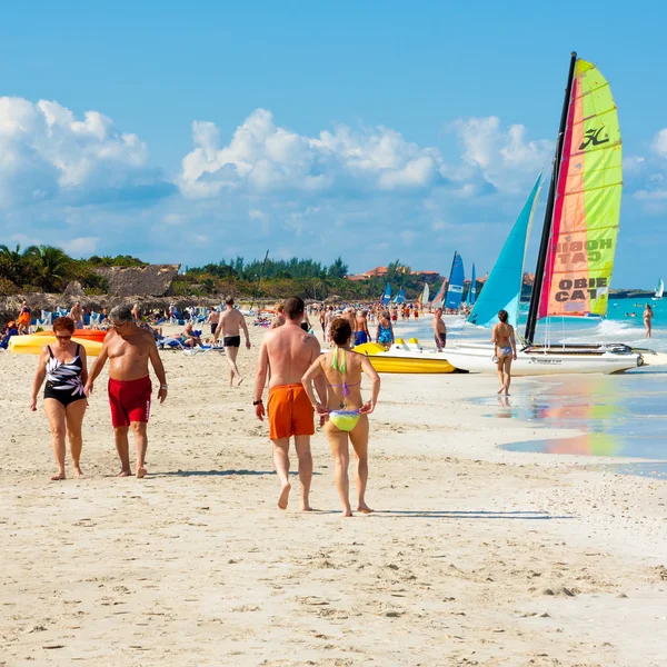 Touristes profitant de la plage de Varadero à Cuba — Photo