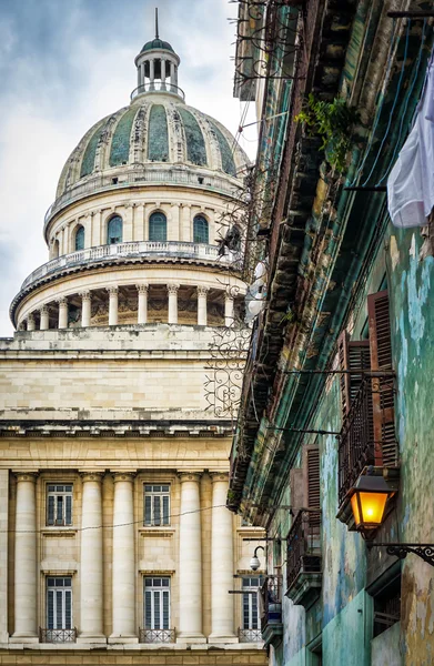 Oude gebouw in havana met het Capitool in de achtergrond — Stockfoto