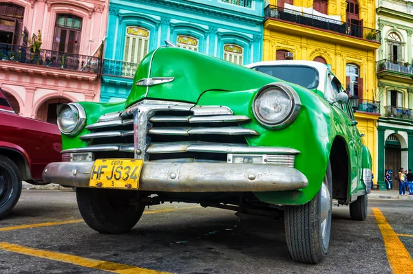 Vintage grön chevrolet i Havanna — Stockfoto