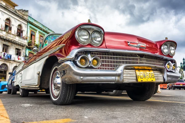 Lage hoek uitzicht op een oude rode chevrolet in havana — Stockfoto