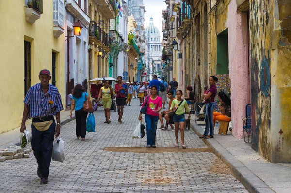 Eski Havana ile sokak sahne — Stok fotoğraf