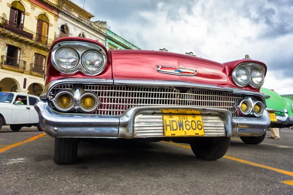 Vista de baixo ângulo de um velho Chevrolet vermelho em Havana Fotografias De Stock Royalty-Free