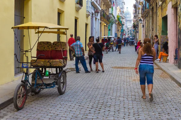 Kubanska på en gata i Gamla Havanna — Stockfoto