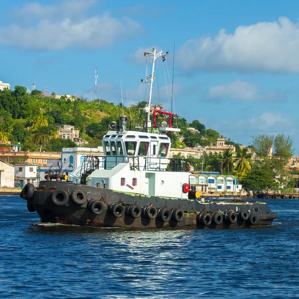 Bogserbåten segling i bay i Havanna — Stockfoto