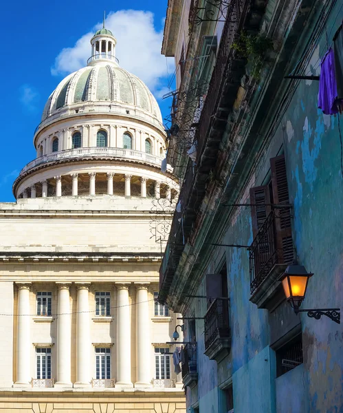 O Capitólio de Havana e um edifício em ruínas — Fotografia de Stock