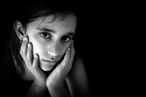 Triste menina hispânica em preto e branco — Fotografia de Stock