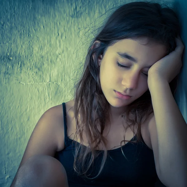 悲伤和疲倦的西班牙裔女孩肖像 — 图库照片