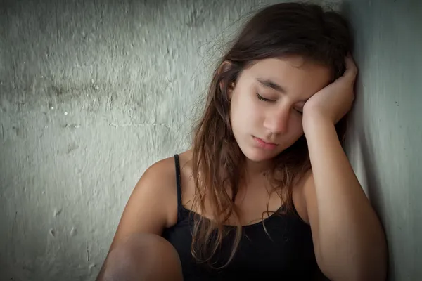 Retrato de uma menina hispânica cansada e solitária — Fotografia de Stock