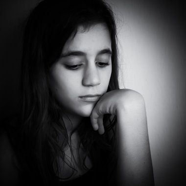 üzgün ve yalnız bir kız nlack ve beyaz portre