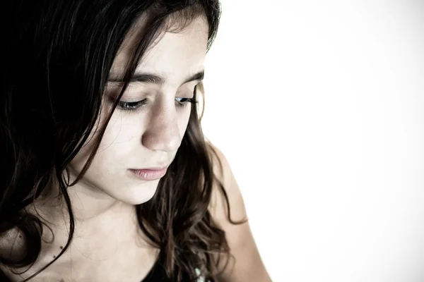 悲伤的西班牙裔女孩的肖像 — 图库照片