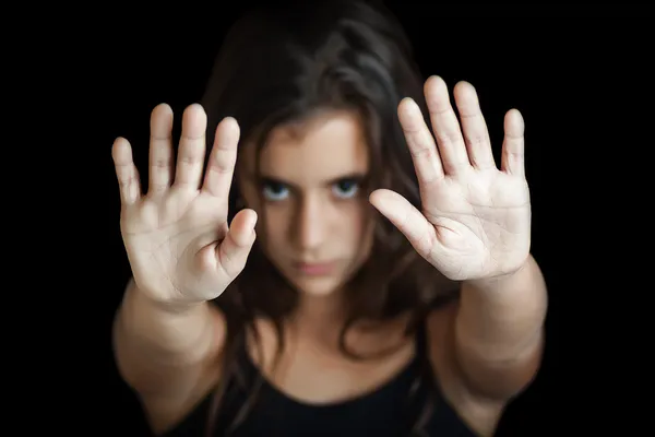 Menina hispânica sinalizando para parar — Fotografia de Stock