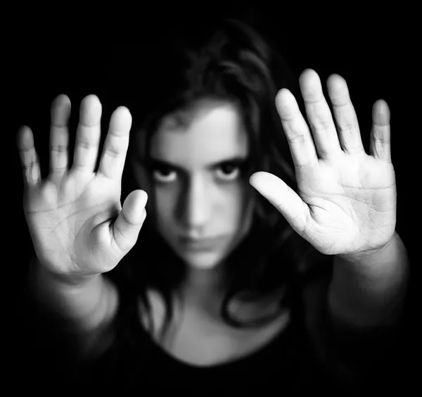 Chica con las manos señalando para parar en blanco y negro — Foto de Stock