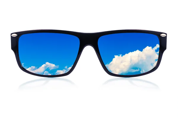 Солнечные очки с облачным отражением неба — стоковое фото