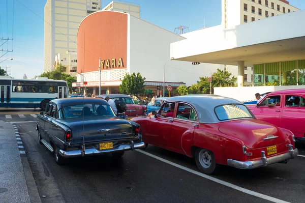 Y tráfico en el centro de La Habana —  Fotos de Stock