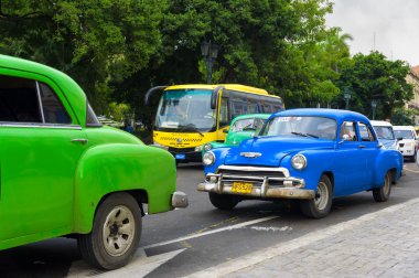 Küba'da bir sokakta klasik chevrolet