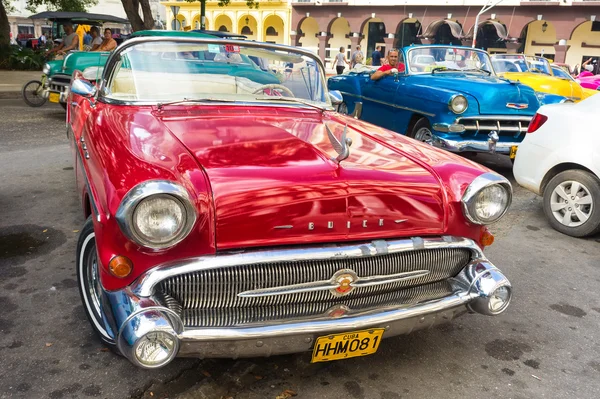 Błyszczący czerwony buick 1957 w Hawanie — Zdjęcie stockowe