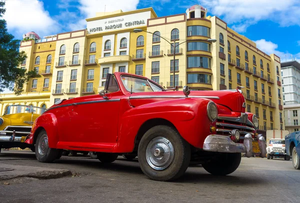 Ford Vintage rojo estacionado cerca de un hotel en La Habana — Foto de Stock