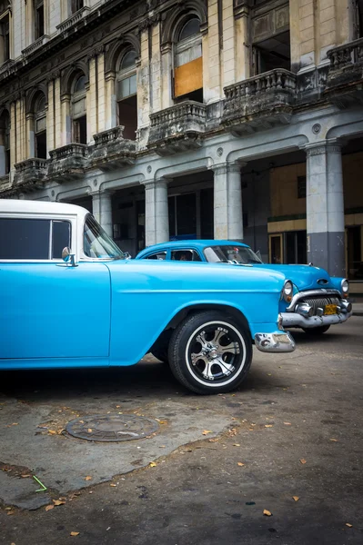 Vintage Chrysler junto a edificios antiguos en La Habana — Foto de Stock