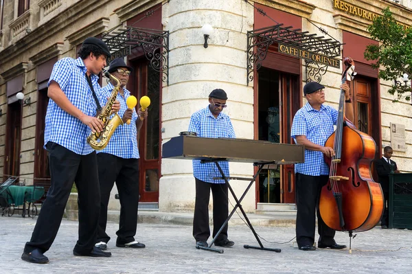 Eski Havana'da oynayan geleneksel müzik grubu — Stok fotoğraf