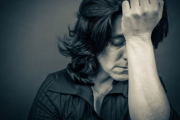 Μπλε τονισμένα πορτρέτο του sufffering μια γυναίκα μια ισχυρή κατάθλιψη — Φωτογραφία Αρχείου