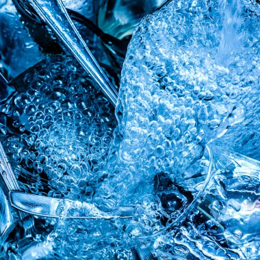 deterjan ve su ile yıkandıktan çatal bıçak takımı