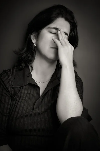 Retrato preto e branco de uma mulher hispânica triste — Fotografia de Stock