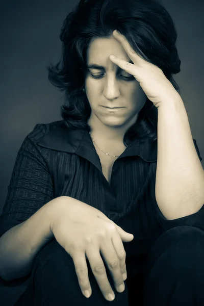 Blautöniges Porträt einer traurigen Frau — Stockfoto