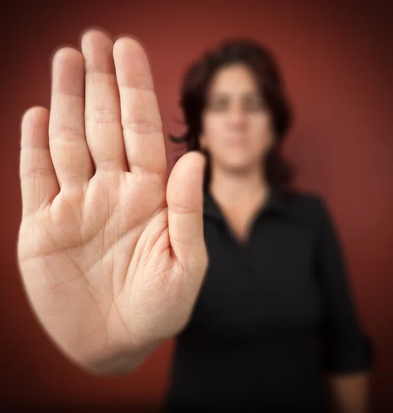 Женщина с протянутой рукой подает сигнал остановиться — стоковое фото