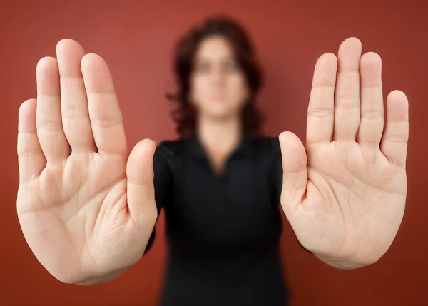 Kvinna med henne två händer utökade signalerar att stoppa — Stockfoto