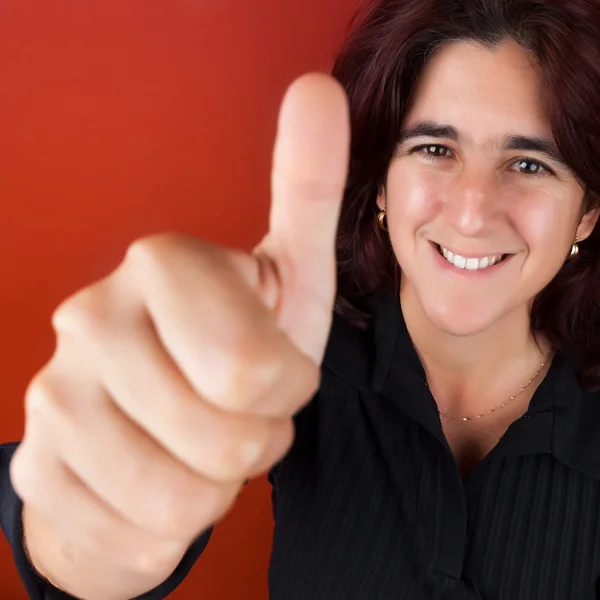 Mooie Spaanse vrouw doen de duimen omhoog teken — Stockfoto