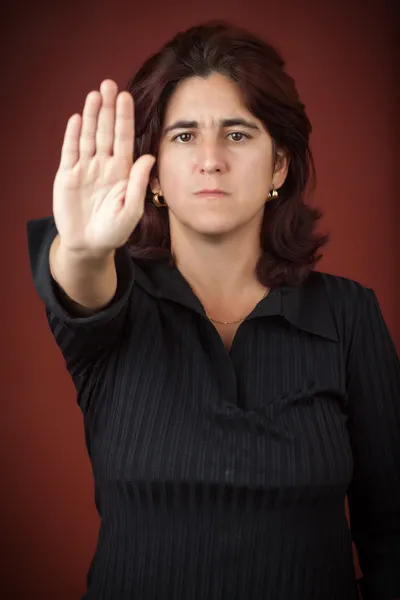 Mujer hispana con la mano extendida señalando para parar — Foto de Stock