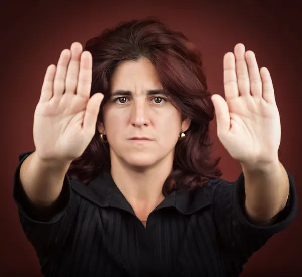 Femme hispanique avec ses deux mains étendu signalisation pour arrêter — Photo