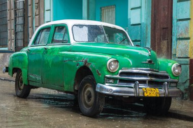 shabby roestig plymouth onder de regen in oud-havanaeski Havana yağmur altında perişan paslanmış plymouth