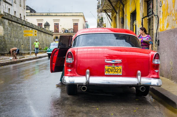 Klasické americké auto v staré Havany — Stock fotografie