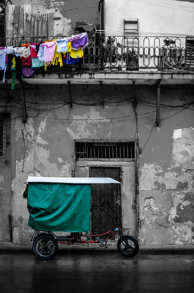 在哈瓦那老城的黑色和白色街头现场 — 图库照片